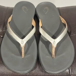OLUKAI HoOpio Leather Women's Flip Flop Sandal Silver/Charcoal SILVER Size 8